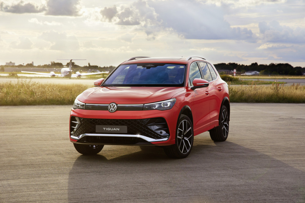 Volkswagen Tiguan R-Line persimmon red